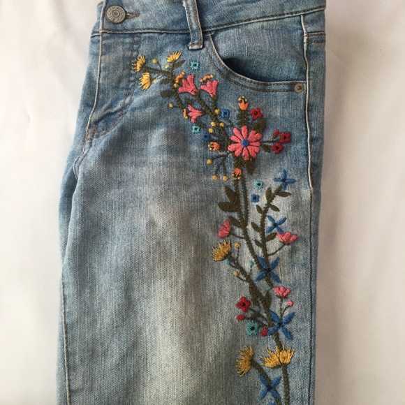pants with embroidered flowers